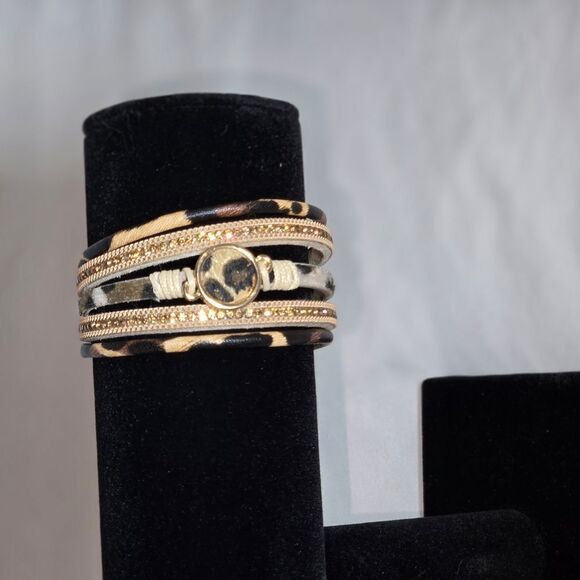 Brown and Gold Bracelet with Intricate Design and Textured Finish - Picture 2 of 4